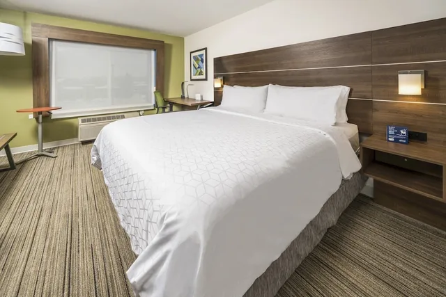 Standard, King Bed, Accessible, Holiday Inn Express Chicago Nw-Vernon Hills 1/5