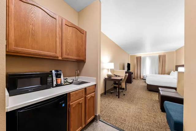 جناح بسريرين كوين مع أريكة، Roanoke Suites 6/6