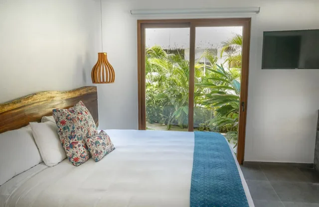 جناح جونيور بسرير كينج بإطلالة على المسبح مع أريكة، Hotel Ysuri 1/3