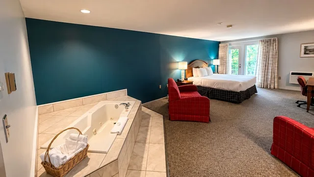 غرفة ديلوكس بسرير كينج مع أريكة بحوض جاكوزي، Dundee Resort And Golf Club 3/7