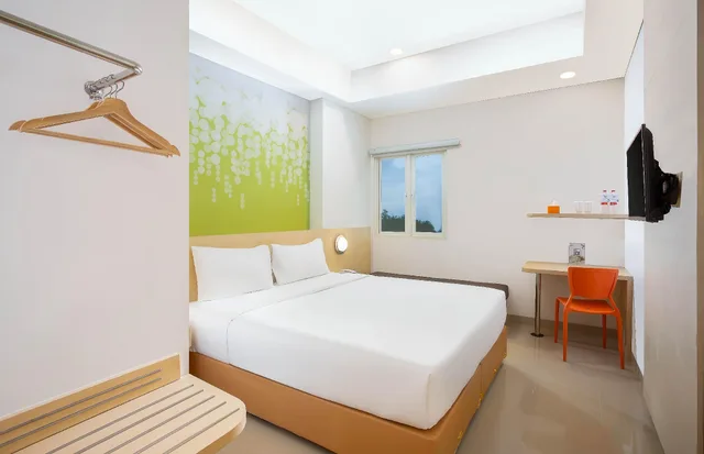 Zest Queen Room، Zest Parang Raja Solo by Swiss-Belhotel International 1/2