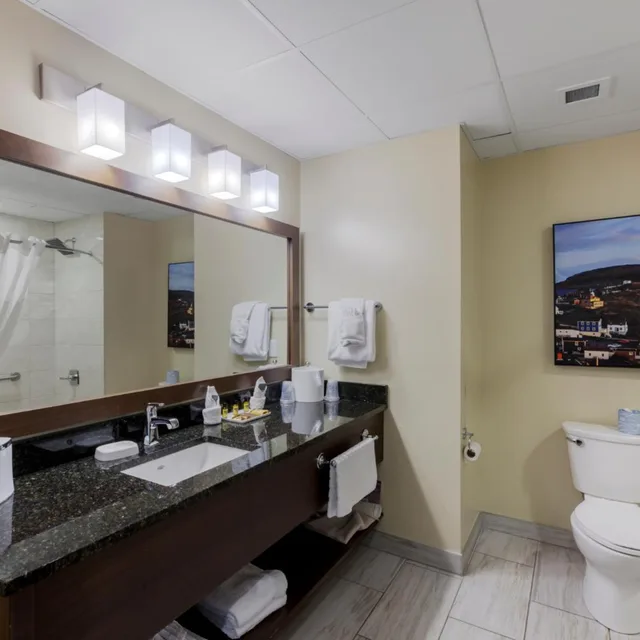 غرفة بسرير كينج وسريرين كوين بحوض استحمام، Best Western Plus St. John s Airport Hotel and Suites 10/10