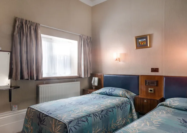 Adjoining, Family Suite, 5 Beds, 1 Single and 2 Double Beds, Shared Bathroom، Mitre House 2/8