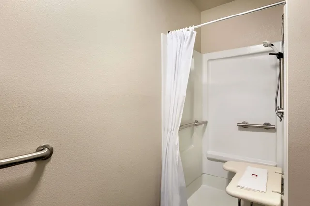 غرفة بسرير كينج لذوي الإعاقة، Baymont By Wyndham Glendive 2/2