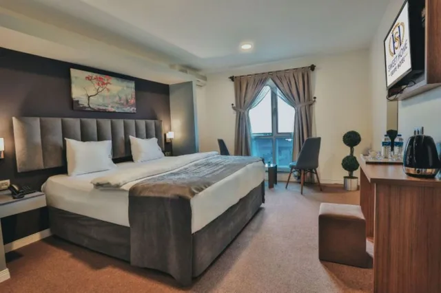 Royal, Queen Bed, Garden View, Sweet Home Suite Hotel 3/8
