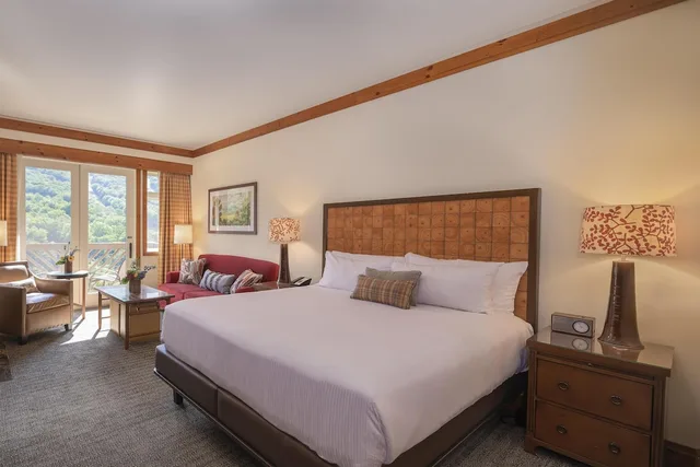 Ridgeline, Studio, King Bed, Sofa، The Lodge At Spruce Peak 1/7