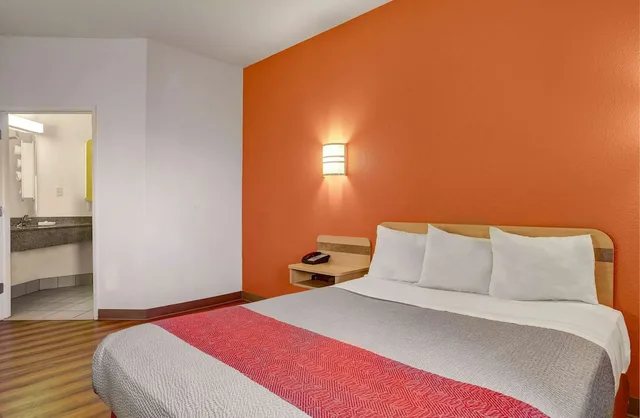 غرفة قياسية بسرير كوين للمدخنين، Howard Johnson by Wyndham Lemoore 2/3