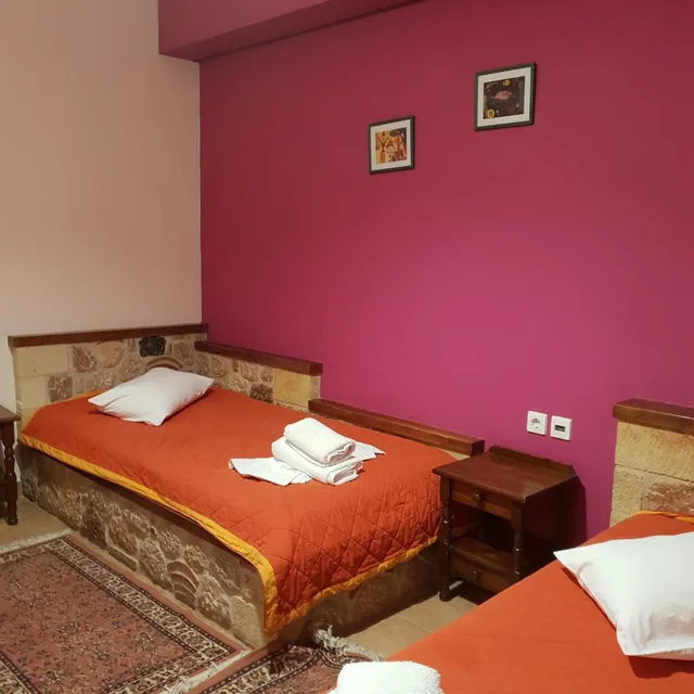 غرفة ثلاثية، Aktaion Hotel 9/10