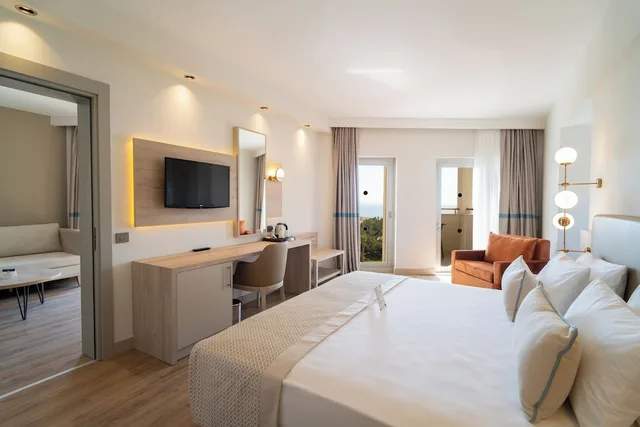 غرفة ديلوكس عائلية بسرير كوين وسرير فردي بإطلالة على البحر، Arcanus Hotels Sorgun 1/7