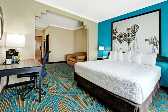 Room, 2 King Beds, Super 8 By Wyndham San Antonio/Alamodome Area 2/10