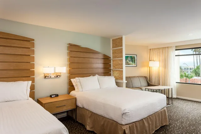 Suite, Multiple Beds, Bathtub، Holiday Inn Express and Suites La Jolla - Windansea Beach 1/3