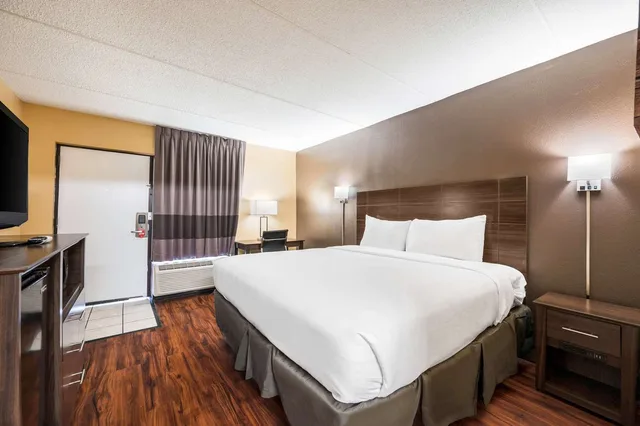 غرفة بسرير كينج للمدخنين، Econo Lodge Columbus near Airport 2/4