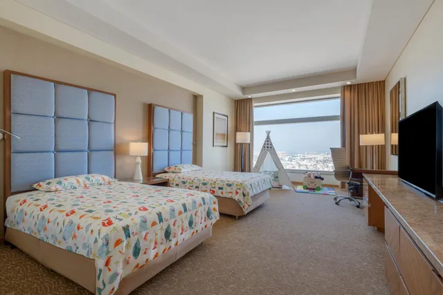 جناح عائلي بسرير كوين وسريرين منفصلين، Swissotel Al Ghurair Dubai 2/7