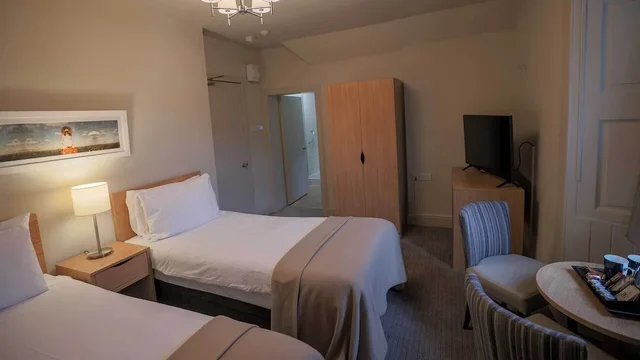 غرفة كلاسيكية بسريرين منفصلين بإطلالة على البحيرة، Tarbet Hotel 2/3