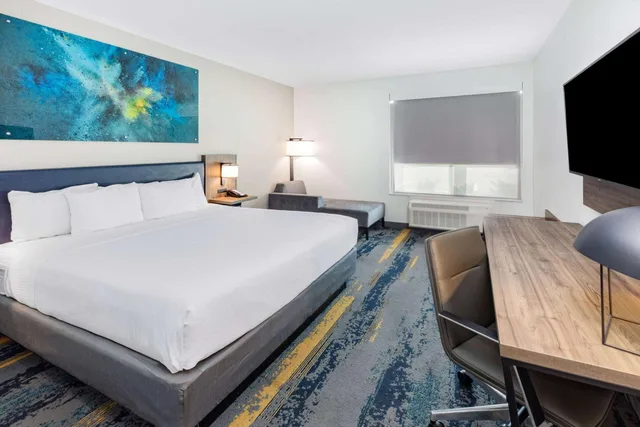 غرفة بسرير كينج بحوض استحمام لذوي الإعاقة، La Quinta Inn & Suites by Wyndham Texas City I 45 5/10