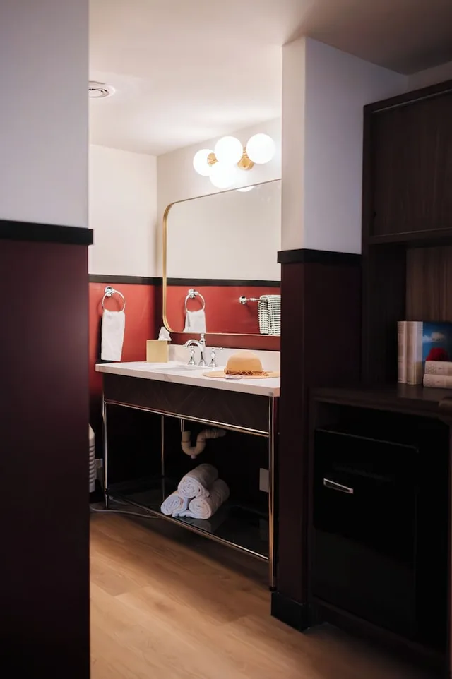 Madame, Classic, 2 Queen Beds، Tidewater Inn 5/5