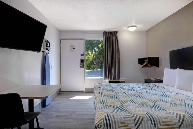 غرفة بسرير كينج، Motel 6 Branson West Silver Dollar City 5/10