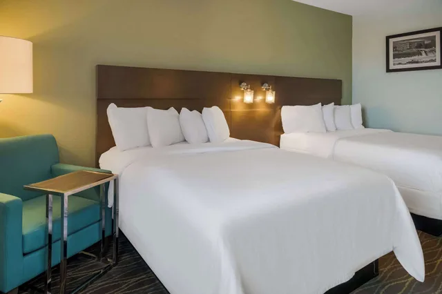 غرفة بسريرين كوين بإطلالة على النهر، Radisson Hotel Grand Rapids Riverfront 6/10