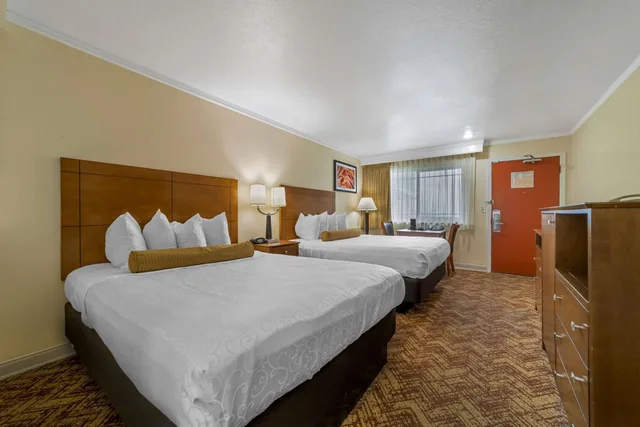 Room, King Bed, 2 Queen Beds, Partial Harbour View، Best Western Plus Northwoods Inn 3/9