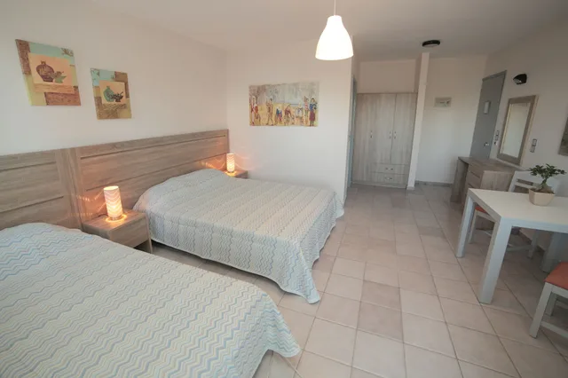 Room, Triple, 1 Double and 1 Single Bed, Lateral Side Sea View، Marilisa Hotel 3/6