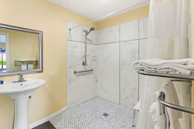 غرفة بسرير كينج لذوي الإعاقة، Rodeway Inn Oxford, AL 4/4