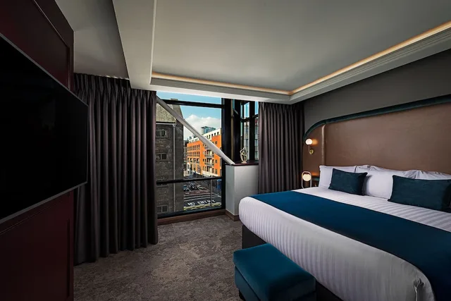 Executive, King Bed, The Savoy Hotel 2/6