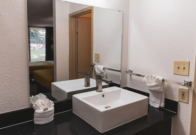 غرفة قياسية بسريرين كوين للمدخنين، Express Inn Suites 3/3