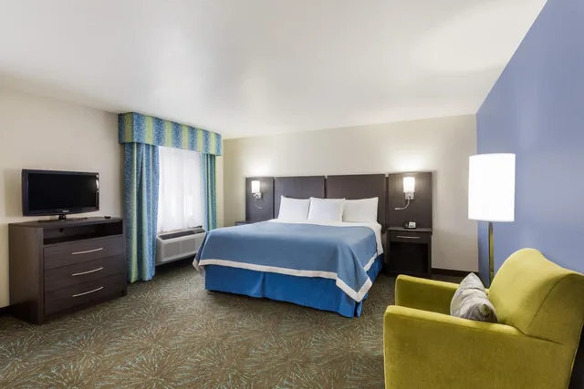 جناح استوديو بسرير كينج مع أريكة، Days Inn & Suites by Wyndham East Flagstaff 2/7