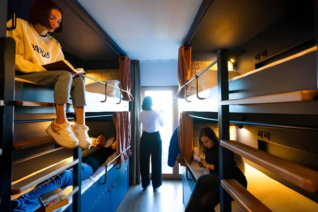Female Dorm, 6 Beds, The People Paris Nation 1/1