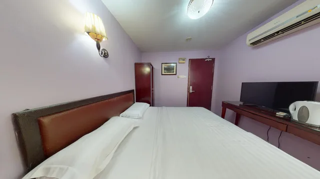 غرفة بسرير كوين، ADITYA HOTEL 1/1