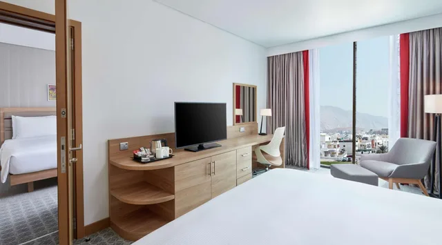غرفة متصلة عائلية بسرير كينج وسريرين منفصلين، Hilton Garden Inn Muscat Al Khuwair 6/8