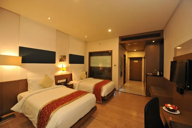 غرفة ديلوكس بسرير مزدوج وسريرين منفصلين، Narayani Heights Hotel and Resort 2/3