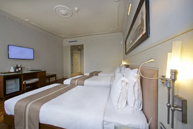 غرفة كومفورت ثلاثية بسرير كوين وسرير فردي، TAXIM LOUNGE HOTEL 7/10
