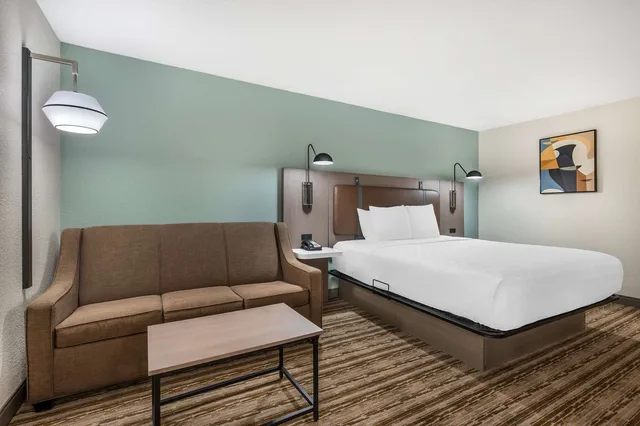 غرفة بسرير كينج مع أريكة بحوض استحمام لذوي الإعاقة، Best Western Plus Richmond Indiana I-70 2/2