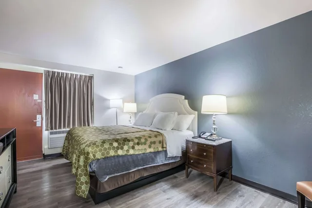 غرفة قياسية بسرير كينج، Econo Lodge Neenah 9/10