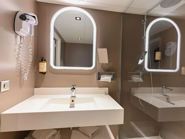 غرفة عائلية بسرير مزدوج وسريرين منفصلين، MERCURE BLOIS CENTRE 9/9