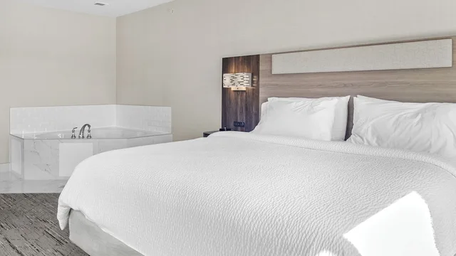 جناح بسرير كينج بحوض جاكوزي، Holiday Inn Express Hotel And Suites Manchester Airport 7/10