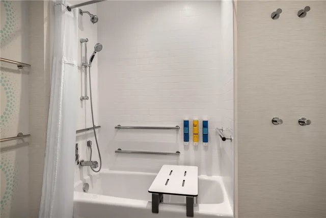غرفة بسرير كينج بحوض استحمام لذوي الإعاقة، Tru by Hilton Fort Worth Lake Worth 4/4