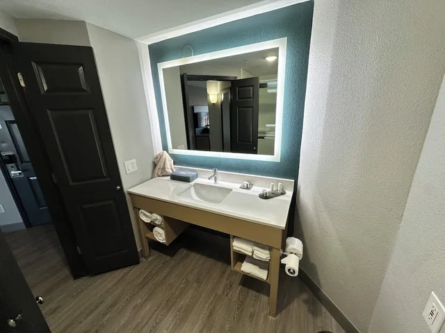 غرفة ديلوكس بسرير كينج، La Quinta Inn & Suites by Wyndham Dallas Arlington South 9/9