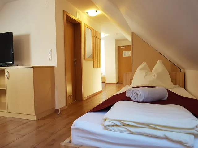 غرفة رباعية بسرير كينج وسريرين منفصلين بإطلالة على الجبل بشرفة، Hotel Gasperin 4/10