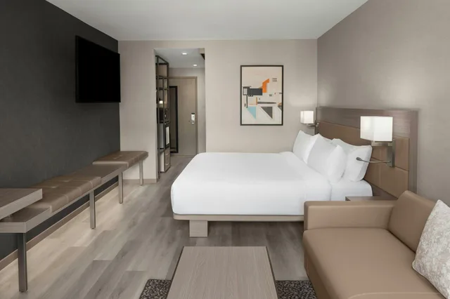 غرفة بسرير كينج لذوي الإعاقة، Hyatt House Lansing University Area 2/3