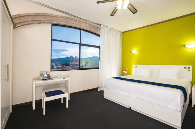 غرفة قياسية بسرير كينج، Vista Express Morelia Hotel 1/1