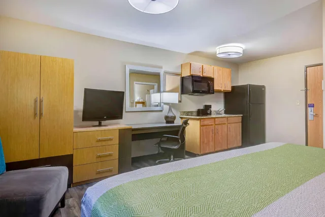 غرفة بسرير كينج لذوي الإعاقة، Studio6 Lenexa, KS - Overland Park 4/6