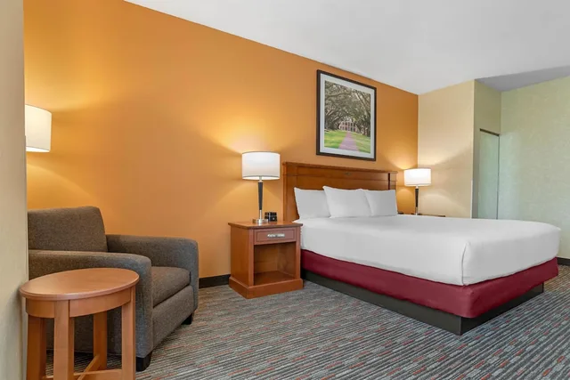 غرفة بسرير كينج بجاكوزي، DRURY INN AND SUITES BATON ROUGE 2/2