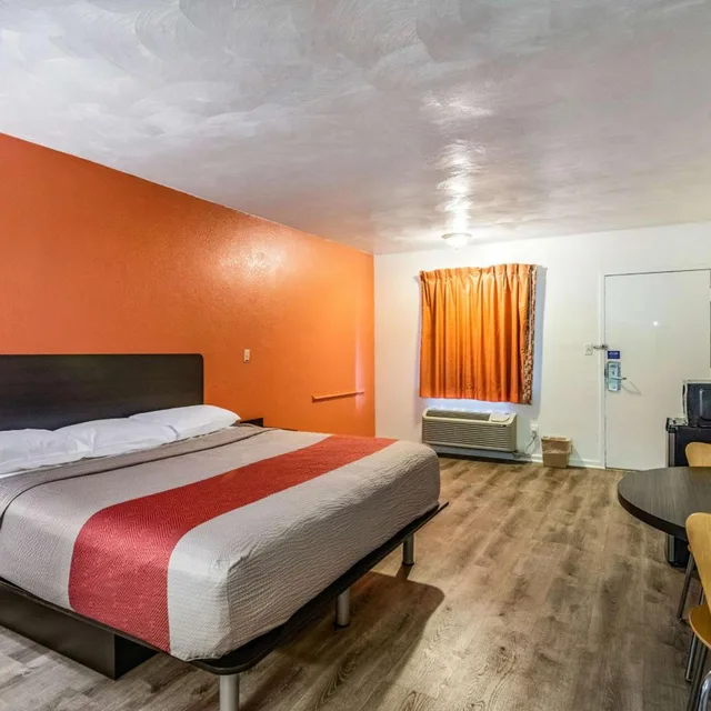 غرفة ديلوكس بسرير كينج للمدخنين، Motel6 Portsmouth, VA 3/10