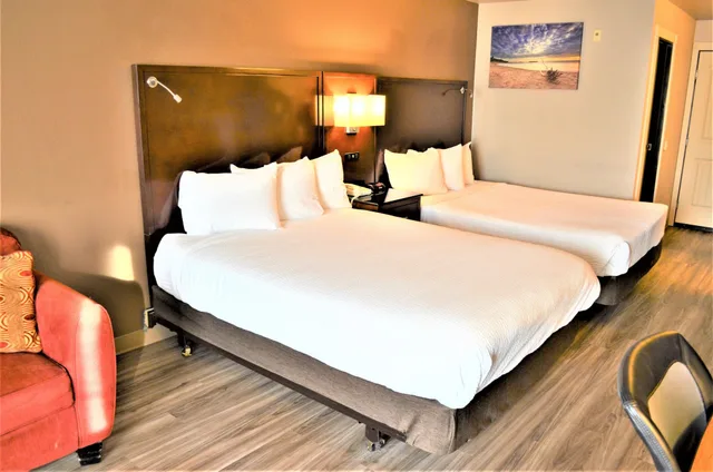 غرفة قياسية بسريرين كوين، The Ashley Inn Suites 2/9