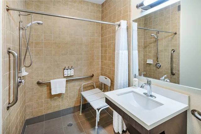 جناح بسرير كوين بغرفة نوم واحدة لذوي الإعاقة، Candlewood Suites Tyler 1/1
