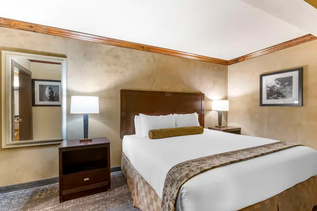 جناح بسرير كينج مع أريكة، Best Western Plus Raton Hotel 1/4