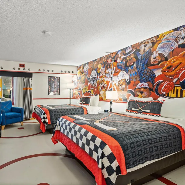 Hockey Theme, Queen Bed، Travelodge Hotel by Wyndham Saskatoon 2/5