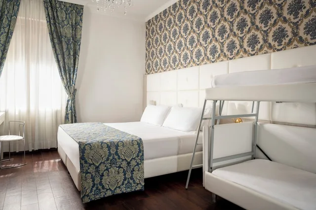 غرفة كلاسيكية رباعية بسرير مزدوج وسرير بطابقين، Hotel Re Enzo 4/8